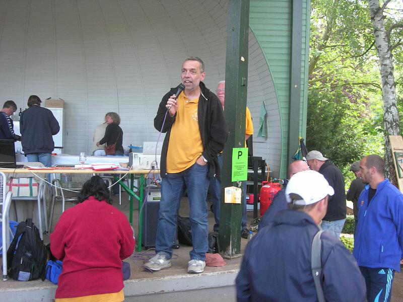 2009-06-Oranienpark 048.jpg - Pitt kündigt die Siegerehrung an